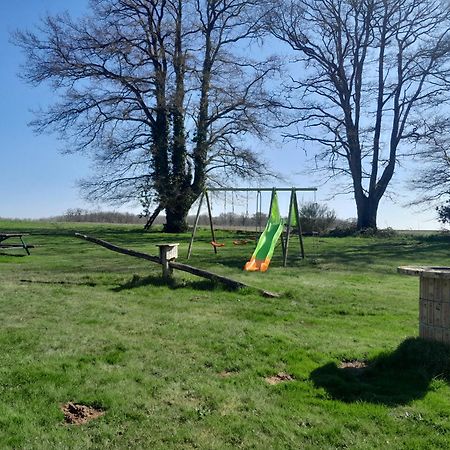 Gites A L'Ombre Des Chenes Châteauvieux Exteriör bild