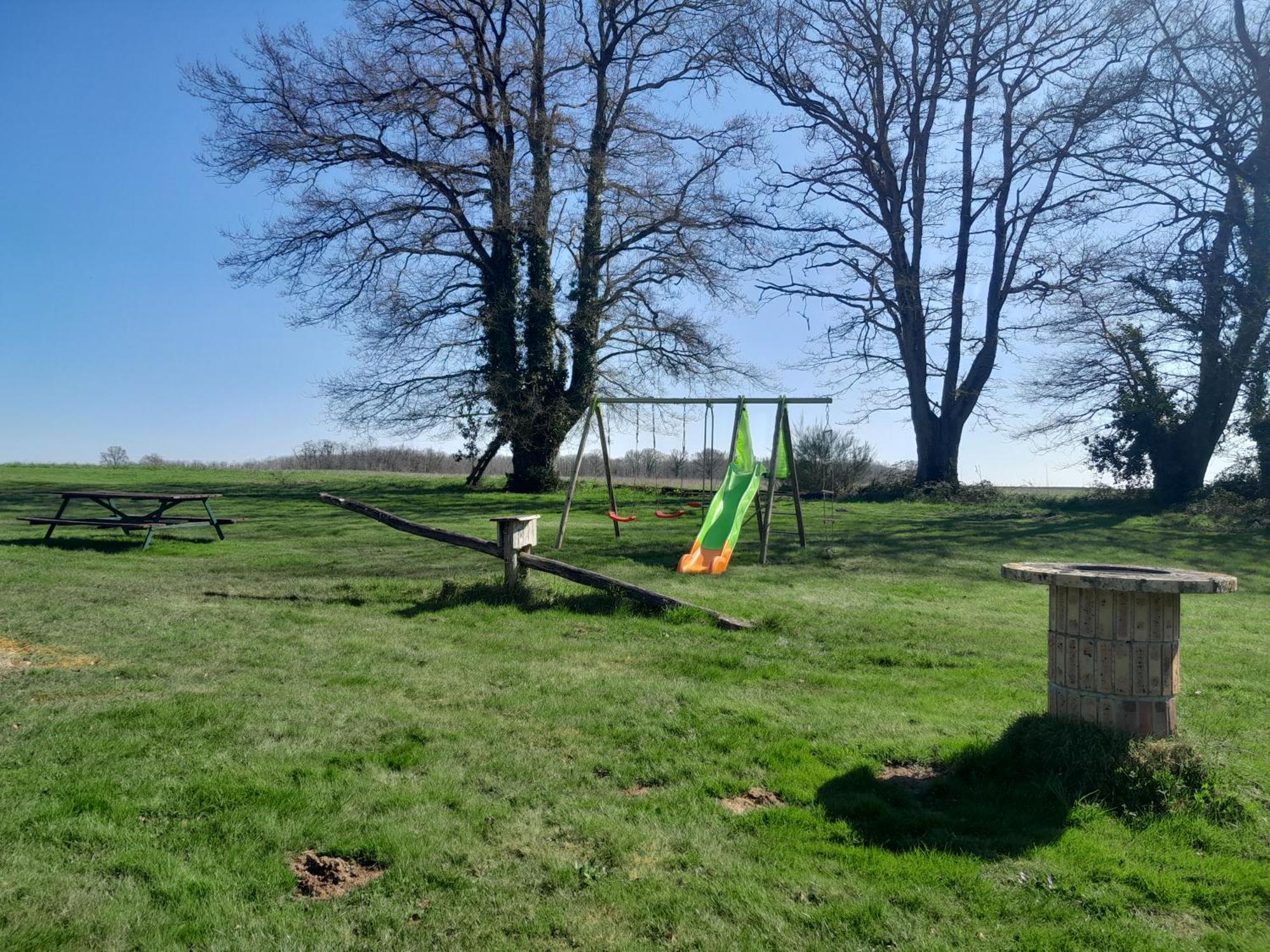 Gites A L'Ombre Des Chenes Châteauvieux Exteriör bild