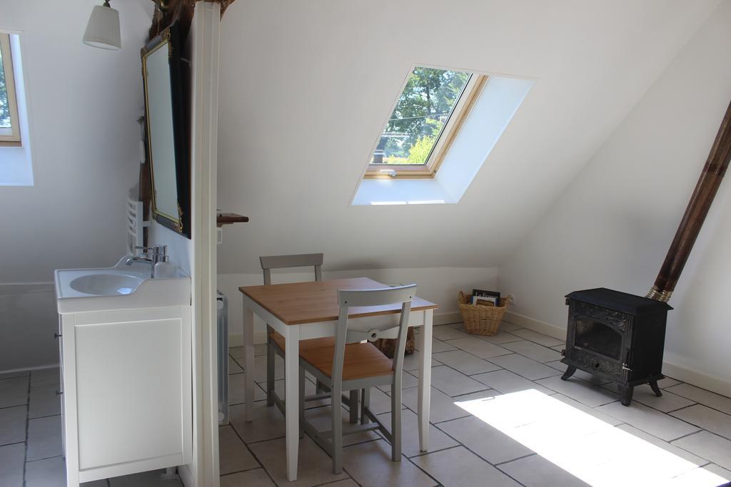 Gites A L'Ombre Des Chenes Châteauvieux Exteriör bild